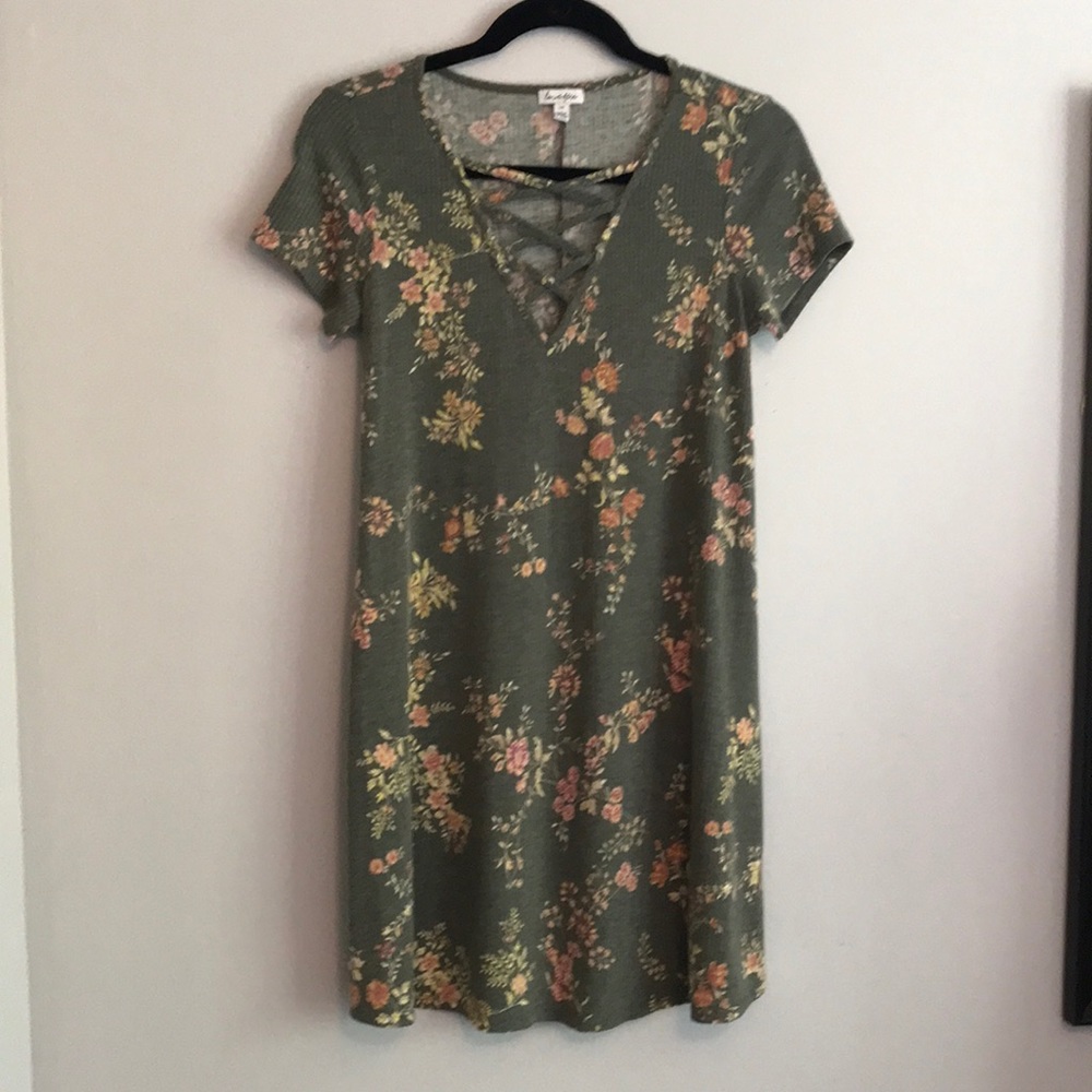 NWOT Floral feminine summer dress